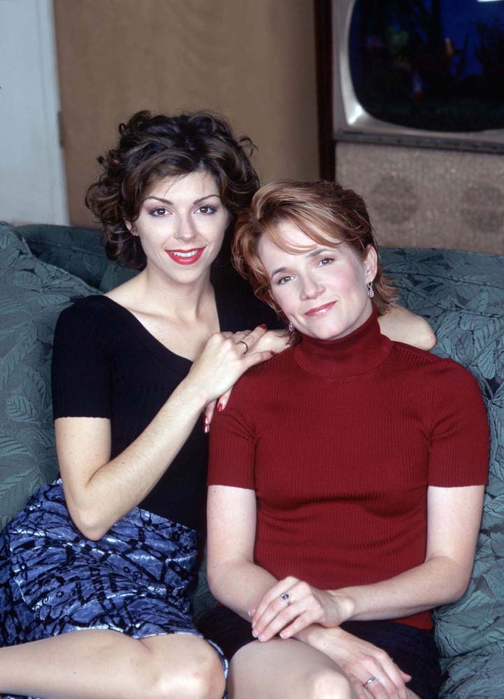 Amy Pietz and Lea Thompson in Caroline in the City